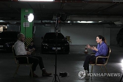 AP통신과 인터뷰하는 로라 루머