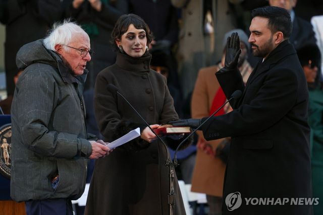 이슬람 경전인 쿠란에 손을 얹고 취임선서를 하는 조란 맘다니 뉴욕시장(우측 첫번째)