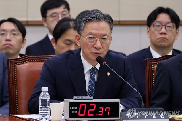 질의에 답하는 정성호 장관