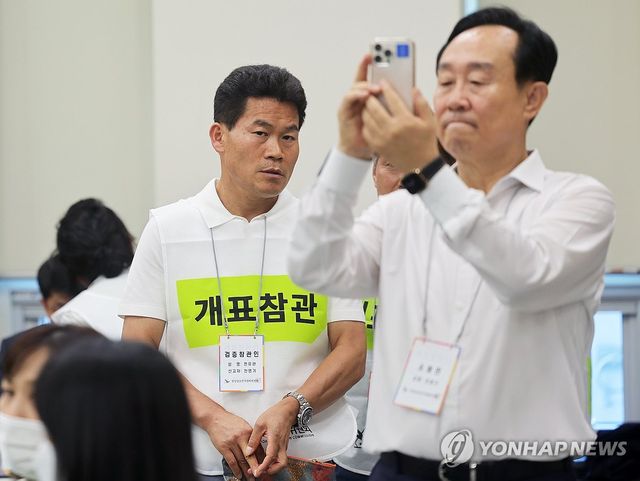 재검표 현장 찾은 천영기 전 시장·전한길