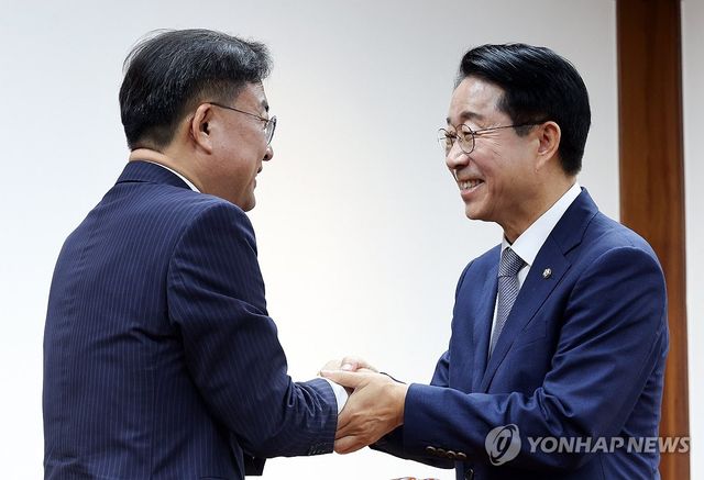 악수하는 조국혁신당 신장식 신임 대표와 조정식 국회의장