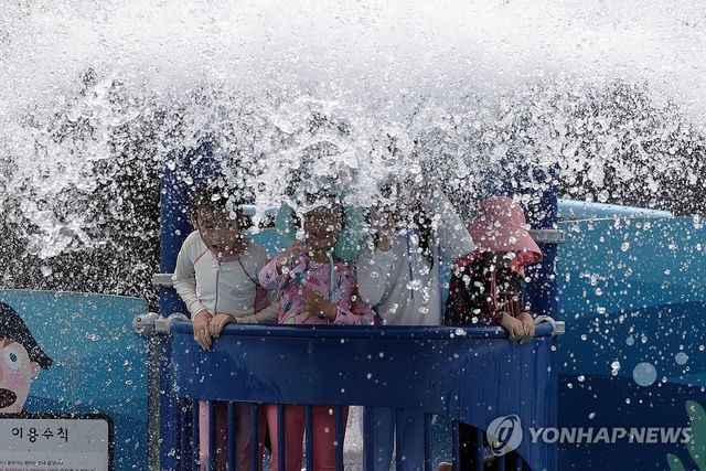 더위 날리는 시원한 물세례