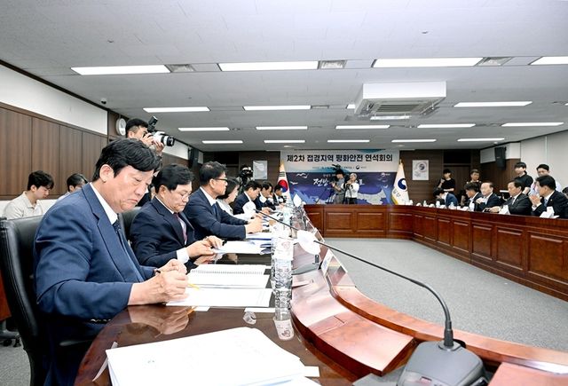 제2차 접경지역 평화안전 연석회의에 참석한 손배찬 파주시장(왼쪽)