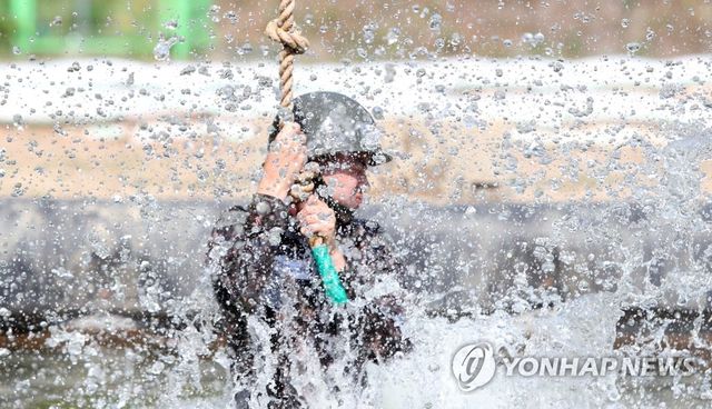 유격 훈련. 이 사진 기사와는 직접 관련 없음.