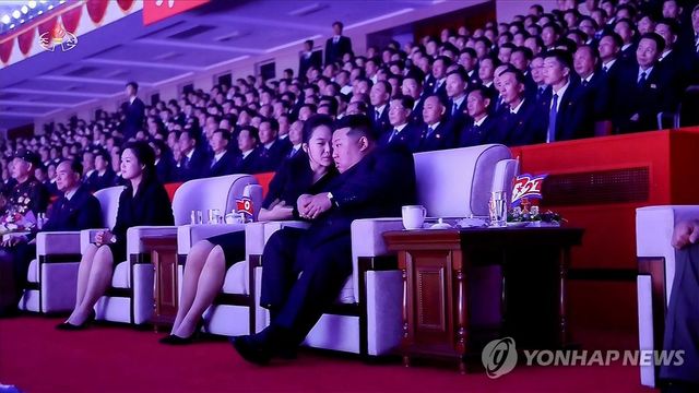 공연 관람하며 대화하는 김정은과 딸 주애