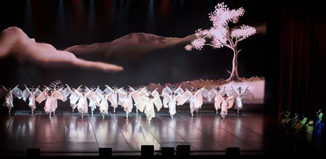 '굿보러가자' 공연에서 선보인 동래학춤 