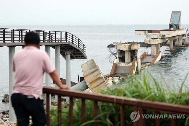 교각과 상판 무너진 보릿돌교