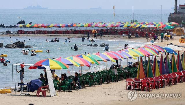 한적한 해변서 호젓하게 즐기는 피서…동해시 어달해변