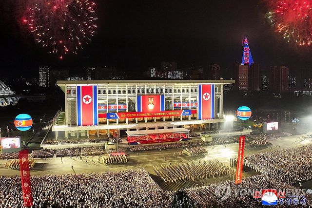 김정은, 전승절 73주년 기념 행진의식 참석