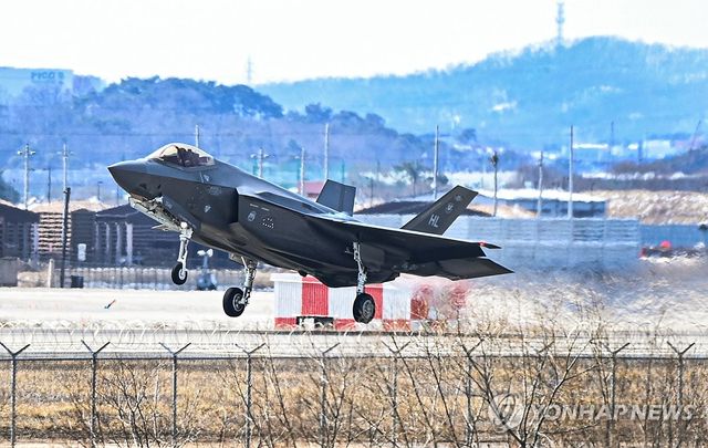 이륙하는 미 공군 F-35A