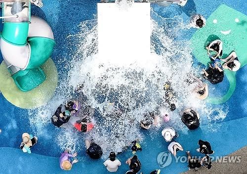 물놀이하며 더위 식히는 시민들