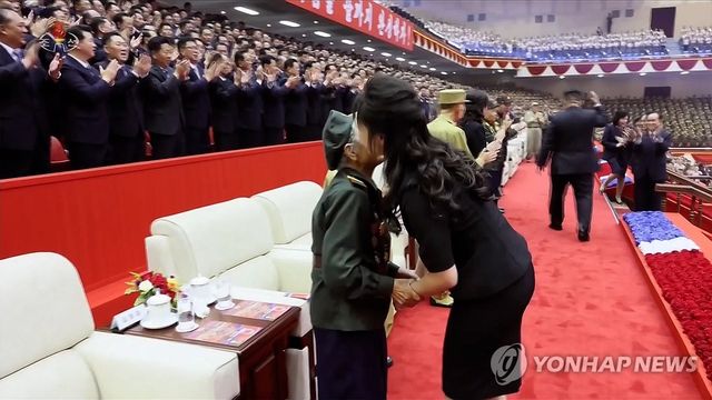 전쟁 노병 손 잡은 김정은 딸 주애