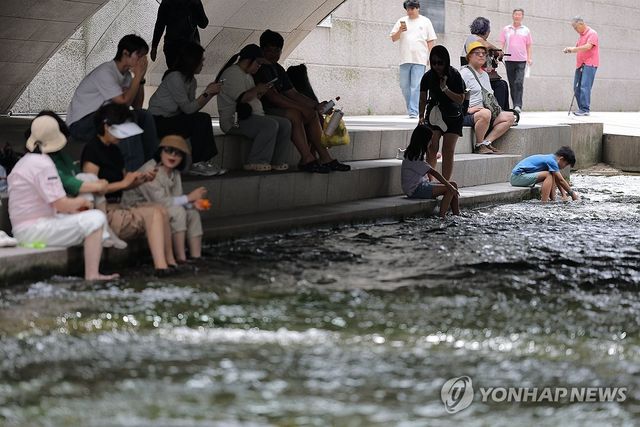 청계천에서 휴식 취하는 시민들