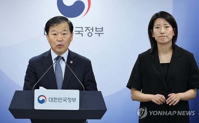 자살 긴급대응 강화 방안 발표하는 이형훈 차관
