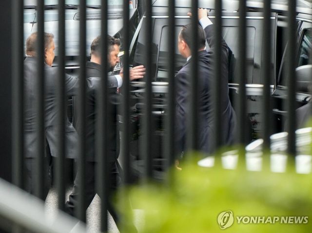 트럼프 대통령과 회담 위해 백악관으로 들어가는 젤렌스키 우크라 대통령
