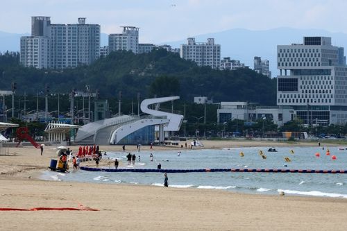 한산한 포항 송도해수욕장