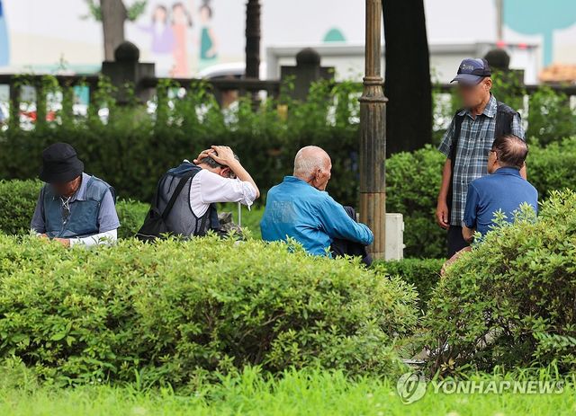 서울 종로구 탑골공원에서 노인들이 휴식하고 있다.[연합뉴스 자료사진] 