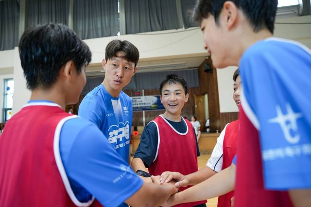 국내 청소년들과 '공존의 축구' 수업에 나선 이재성 선수