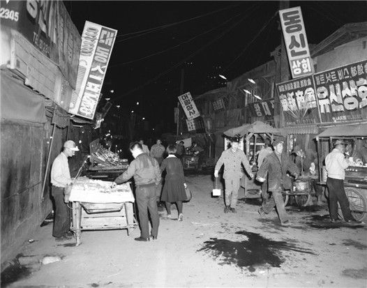 1966년 을지로 산림동 소방도로에 들어선 노점들(출처: 서울역사박물관)