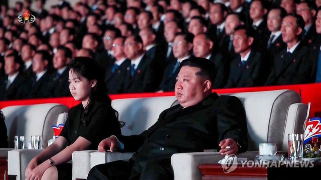전승절 기념공연 관람하며 눈물 흘리는 김정은