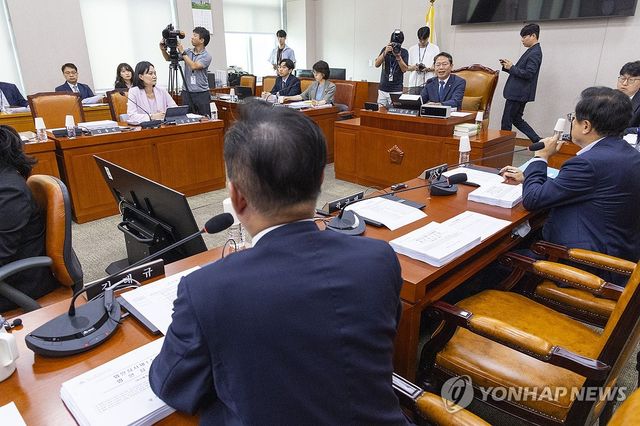안건 순서 변경 국민의힘 항의에 답하는 김승원 법사위 제1소위 위원장