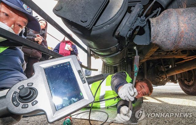 배출가스 저감 장치를 점검하는 모습. [연합뉴스 자료사진]