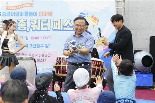 지난해 워터페스타에서 물놀이를 하는 류경기 중랑구청장