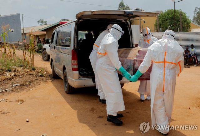 지난 10일 콩고민주공화국 이투리주 부니아에서 개인보조장구를 갖춘 인원이 에볼라 사망자의 시신을 운구하고 있다. [로이터=연합뉴스 자료사진. 재판매 및 DB 금지]
