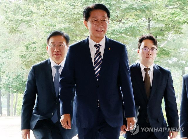 기자간담회 참석하는 조정식 국회의장