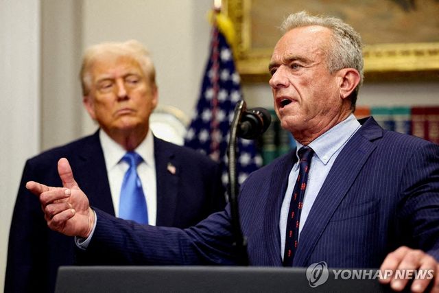 로버트 케네디 주니어 미국 보건복지부 장관(우)과 도널드 트럼프 대통령
