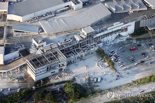 지진으로 붕괴된 쇼핑몰