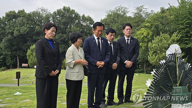 이해찬 전 총리 묘소 찾은 정청래