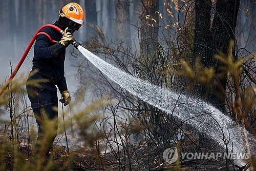 프랑스 남서부 지롱드 지역 산불 진압하는 소방관