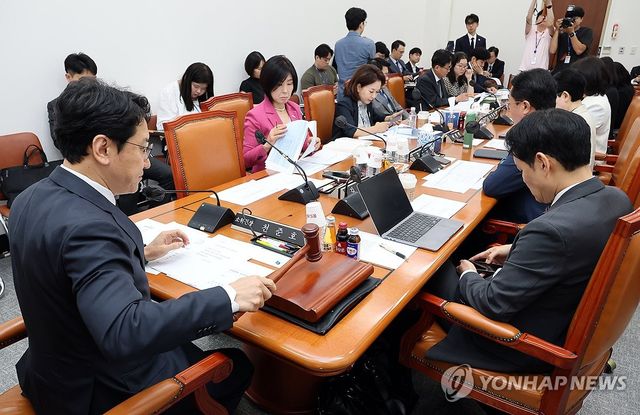 국회 운영개선소위 1차 회의 '시작합니다'