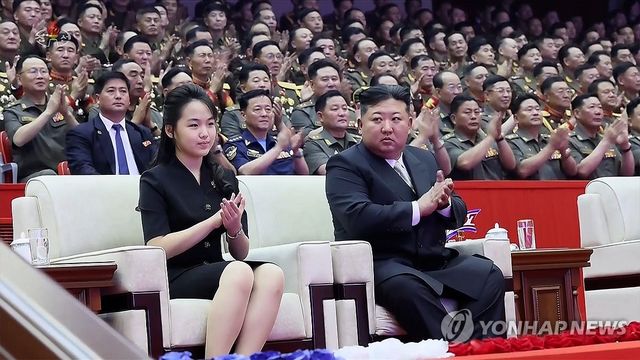 전승 73주년 기념공연 관람하는 김정은과 딸 주애
