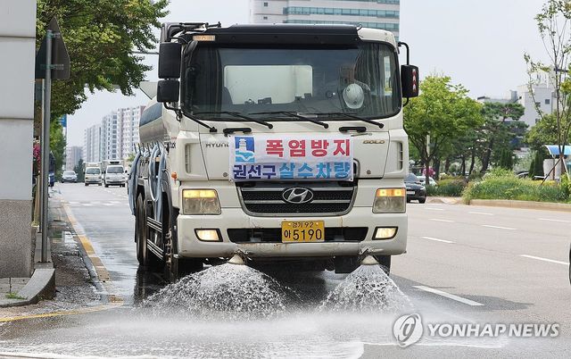 도로 열기 식히는 살수차