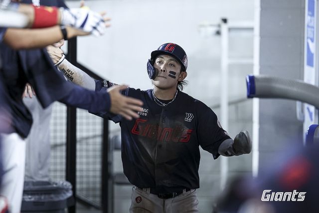 4안타 2타점으로 맹활약한 황성빈