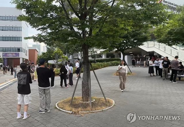 지진 대피한 시민들