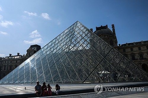 프랑스 루브르 박물관 앞 피라미드