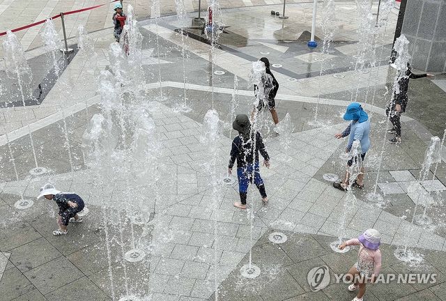 '더위 씻는 물놀이'
