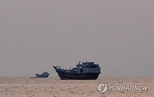 오만 무산담에서 보이는 호르무즈 해협의 선박