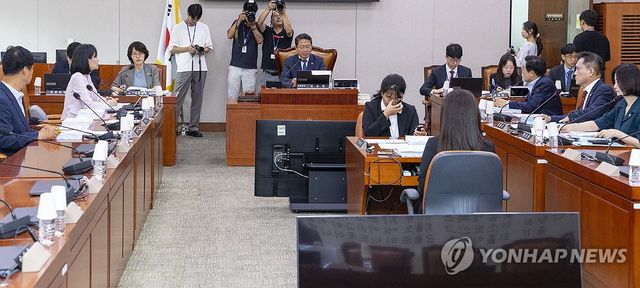 법사위 법안심사 제1소위 안건 순서 변경 설명하는 김승원 위원장
