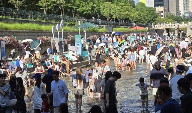 지난해 청계천 물 첨벙첨벙 행사