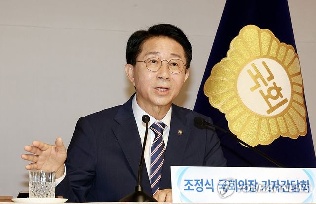 취재진 질의에 답하는 조정식 국회의장