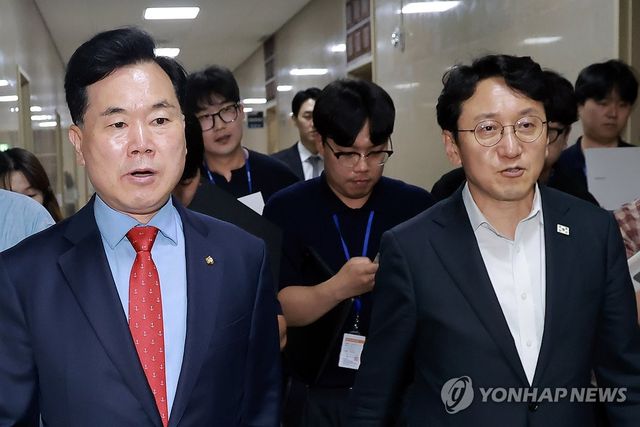 회동 마치고 운영위원장실에서 나오는 여야 원내운영수석부대표