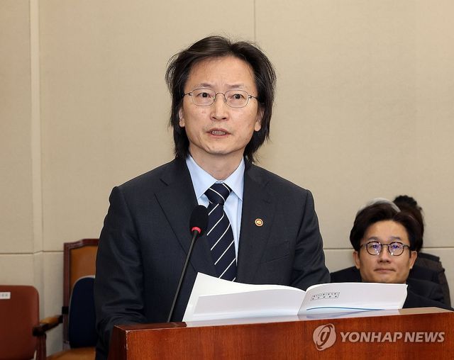 주병기 공정거래위원장이 지난 2월 23일 국회에서 열린 국회 정무위원회 전체 회의에서 업무보고를 하고 있다. [연합뉴스 자료사진. 재판매 및 DB 금지]
