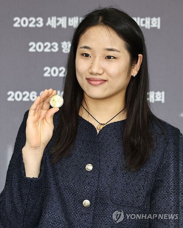 공식 기념메달 손에 든 안세영