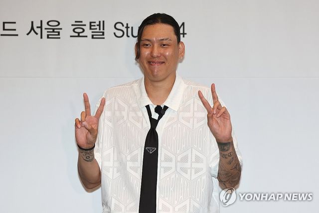 포즈 취하는 최준용