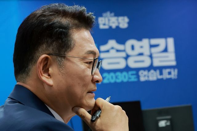 연합뉴스와 인터뷰하는 민주당 송영길 당대표 후보