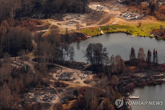 지난 22일(현지시간) 캐나다 온타리오주 산불 피해 현장